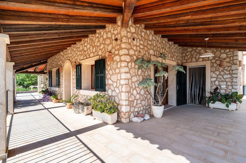 Finca CA0036, 08 · Porche: vigas y columnas de piedra